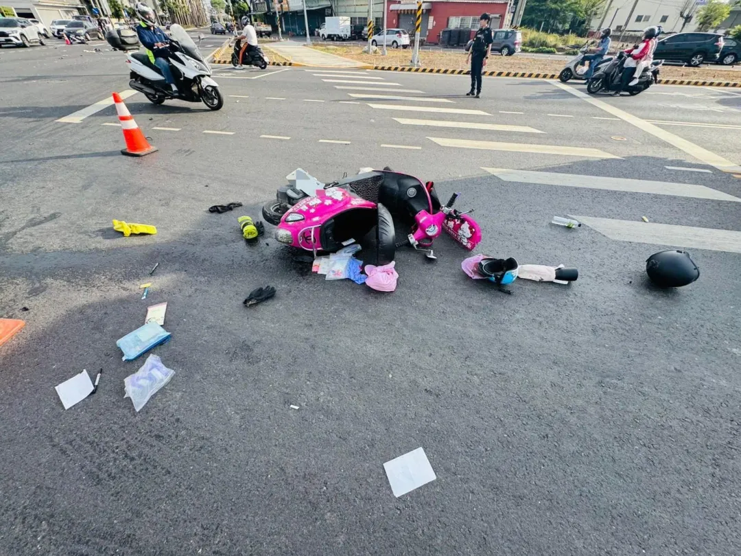 高雄市大寮一名機車騎士闖紅燈導致2名騎士受傷送醫。（圖／翻攝畫面）
