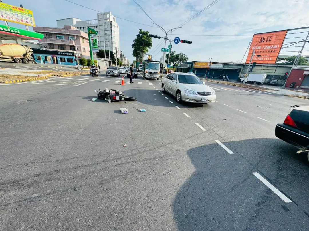 高雄市大寮一名機車騎士闖紅燈導致2名騎士受傷送醫。（圖／翻攝畫面）