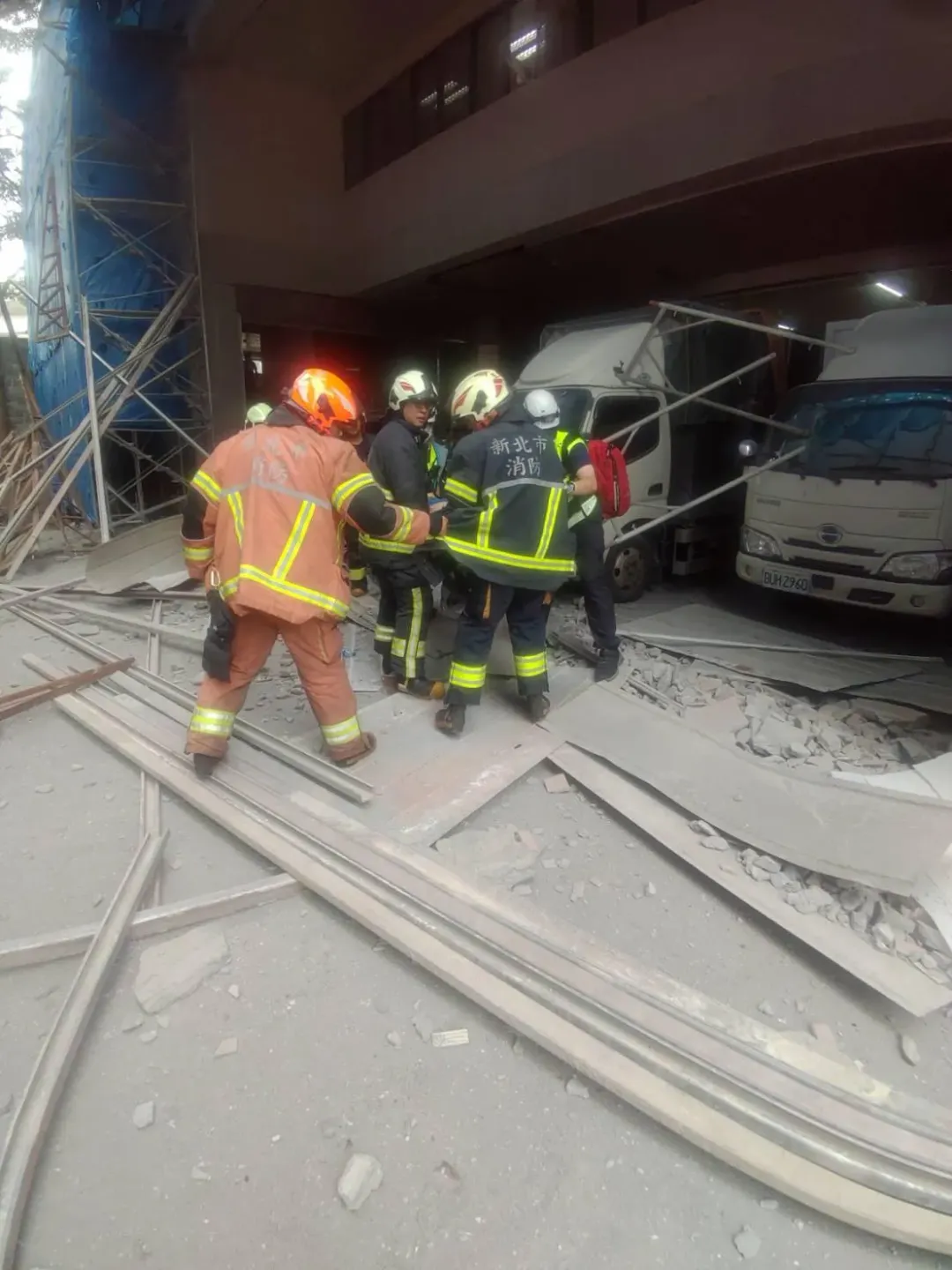 中和區一間內衣公司爆鷹架倒塌，造成2名工人受傷送醫。（圖／翻攝畫面）
