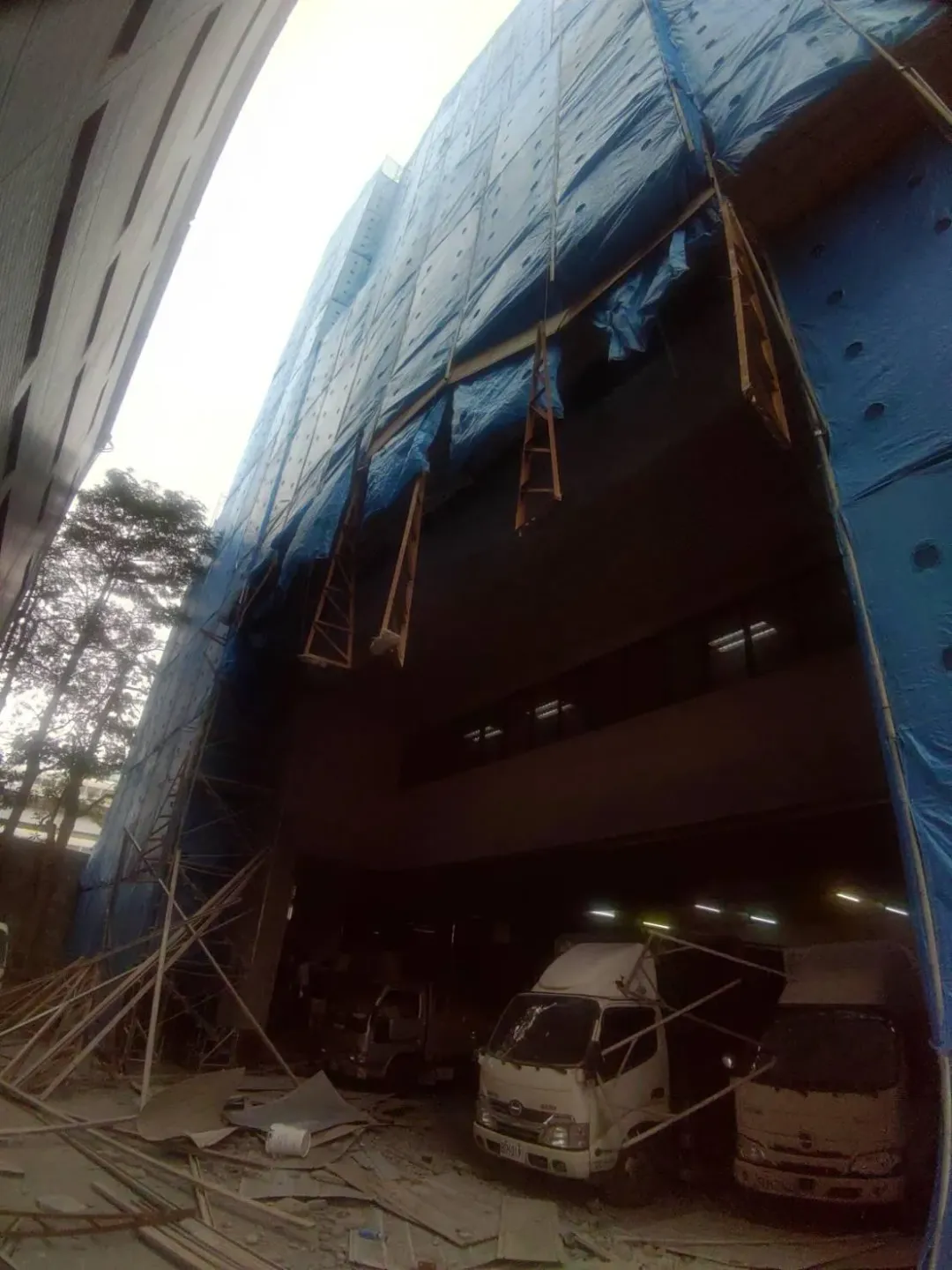 中和區一間內衣公司爆鷹架倒塌，造成2名工人受傷送醫。（圖／翻攝畫面）