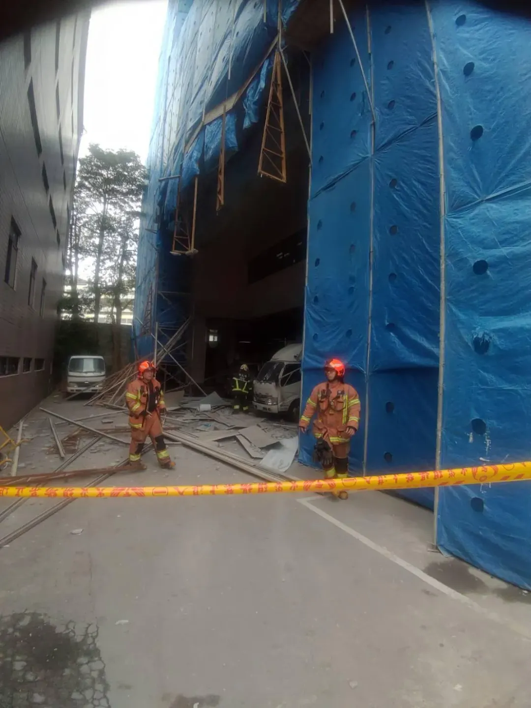 中和區一間內衣公司爆鷹架倒塌，造成2名工人受傷送醫。（圖／翻攝畫面）