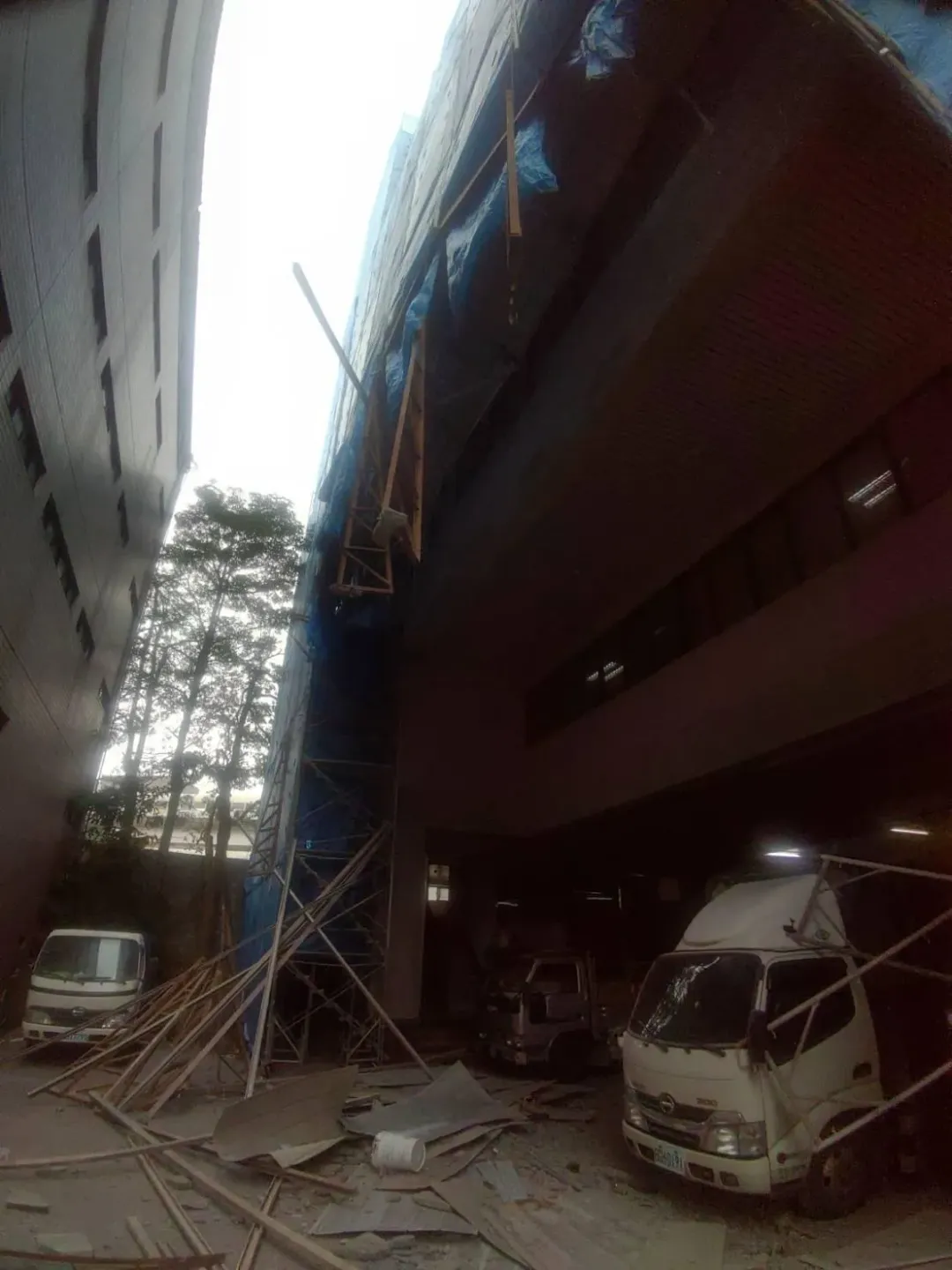 中和區一間內衣公司爆鷹架倒塌，造成2名工人受傷送醫。（圖／翻攝畫面）