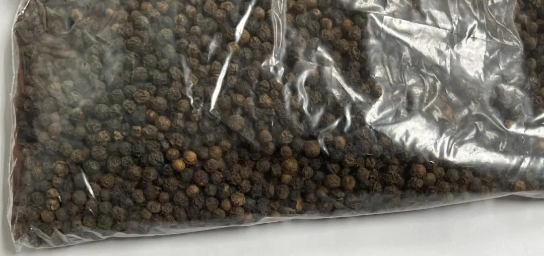 知名調味料品牌「小磨坊」從越南進口的黑胡椒原粒，經檢驗發現殘留農藥磷化氫含量達0.02ppm。（圖／食藥署）