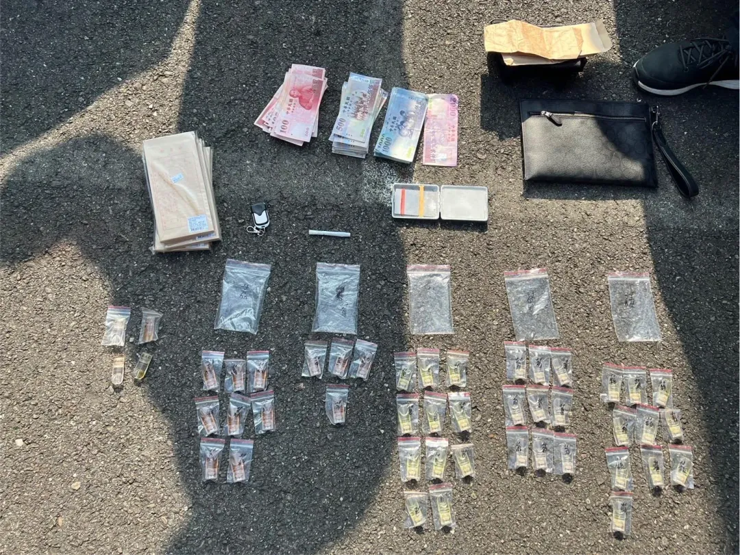 警方行動查獲大量毒品,並扣得販毒所得現金新台幣167,100元。(圖/警方提供)