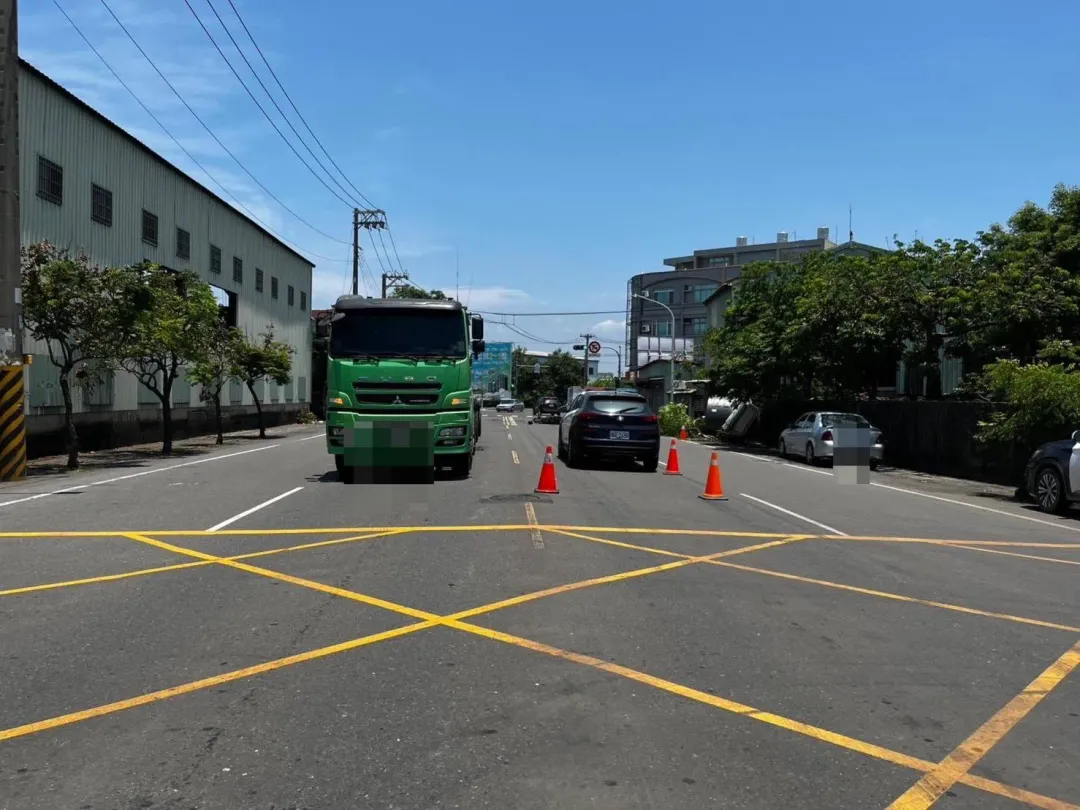 警方呼籲，貨車駕駛人於行車上路前應確實檢查貨物綑綁情形，務必遵守交通安全規範，避免因疏忽造成無辜用路人傷亡。（圖/警方提供）