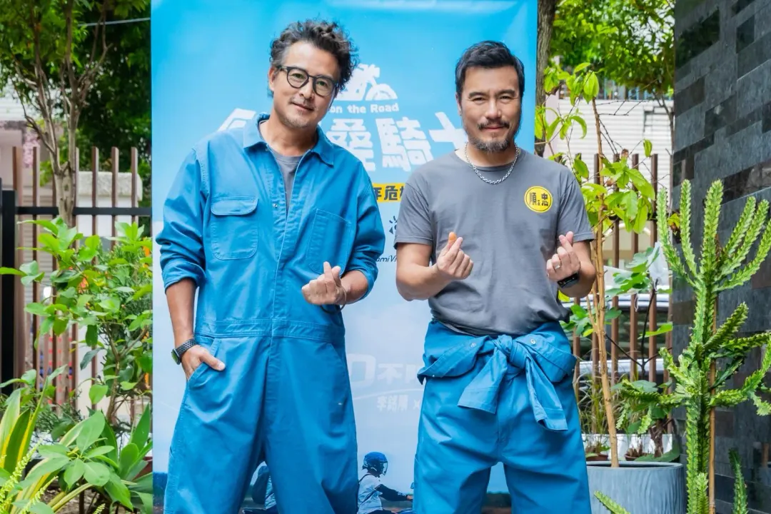 李銘順（左）、李銘忠（右）6日合體宣傳實境節目《歐吉桑騎士-阿順阿忠的中年危機》。 （圖／公視提供）