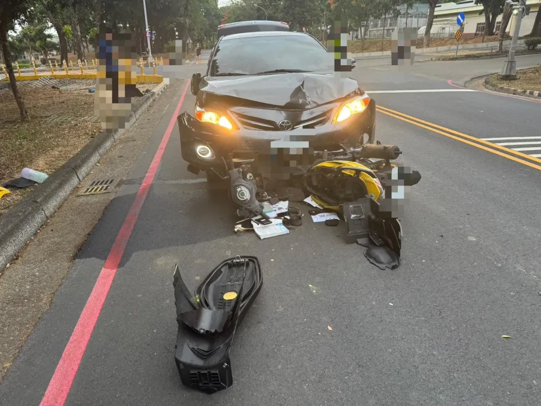 屏科大20歲男大生騎乘機車行經校內路口時，與一輛轎車發生碰撞，導致機車騎士當場被撞飛至路旁花圃，所幸經送醫後並無生命危險。（圖／翻攝畫面）