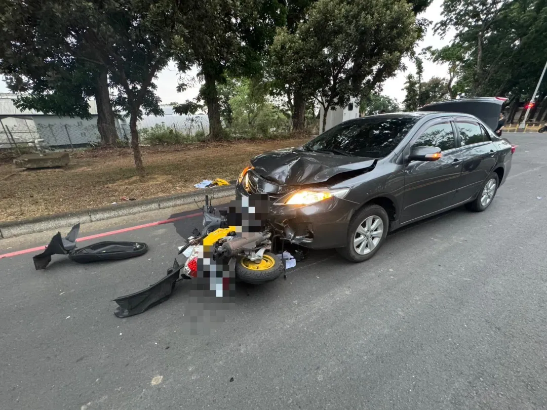 屏科大20歲男大生騎乘機車行經校內路口時，與一輛轎車發生碰撞，導致機車騎士當場被撞飛至路旁花圃，所幸經送醫後並無生命危險。（圖／翻攝畫面）