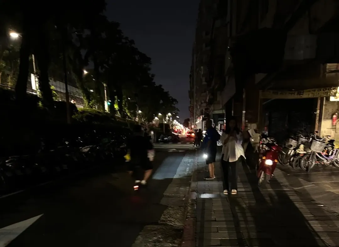 台北市中山區6日晚間9時17分也發生停電，新生北路三段、德惠街、民權東路一段一帶共2442戶受影響。（圖／網友_hanyun_授權提供）
