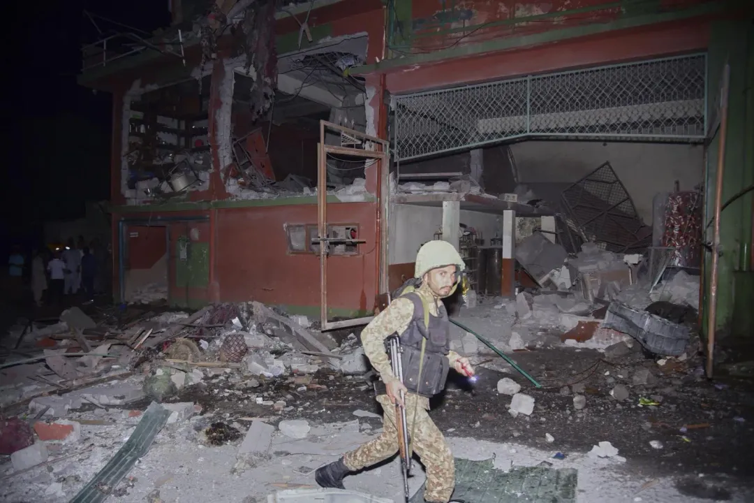 一名巴基斯坦陸軍士兵在巴控克什米爾首府附近，檢查疑遭印度飛彈襲擊受損的建築物。（圖／美聯社）