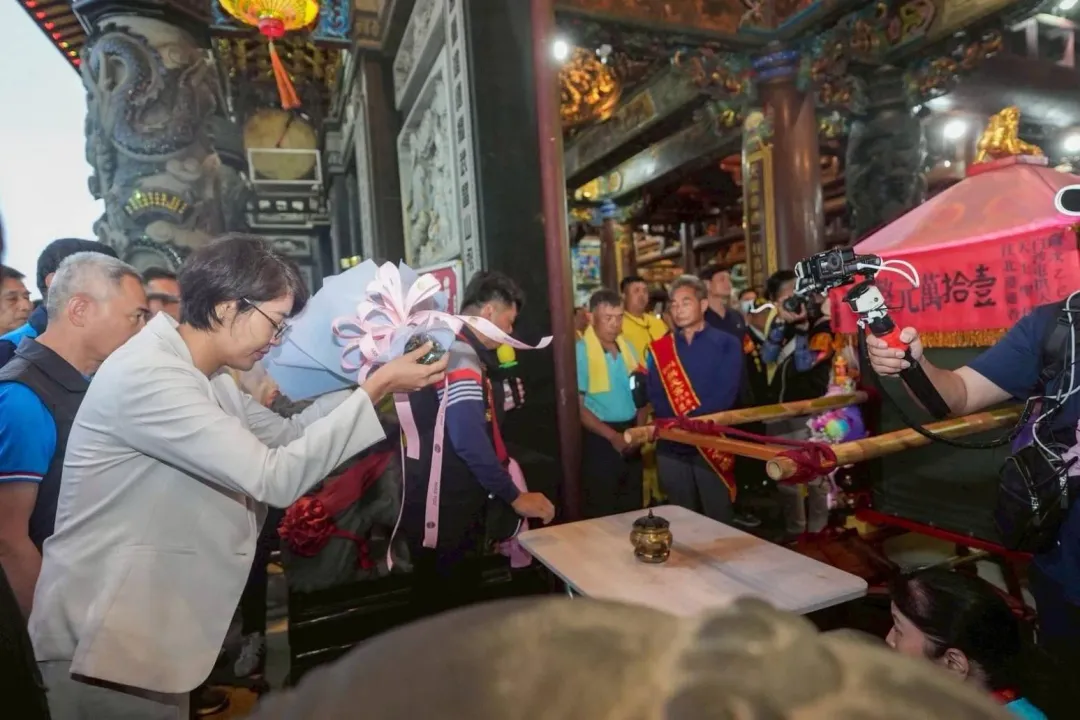 南投縣長許淑華參拜兩位媽祖婆。（圖／翻攝自許淑華臉書）