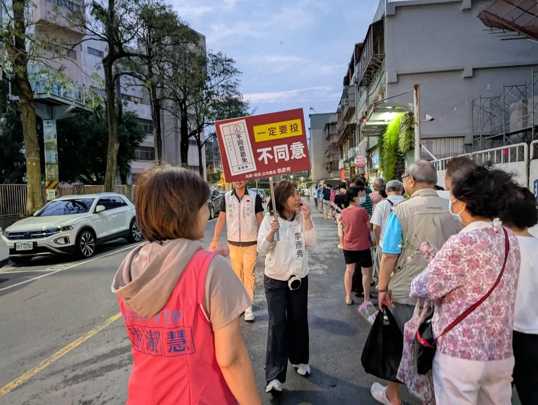 國民黨反罷免將轉守為攻，主動深入巷弄加強懸掛看板宣傳。（示意圖／取自游淑慧臉書）
