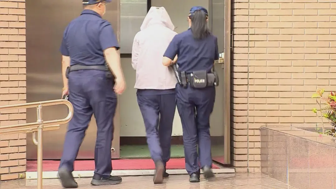 剴剴虐死案一審宣判，劉彩萱遭判刑無期徒刑、劉若琳（圖中）判18年。（圖／中天新聞）