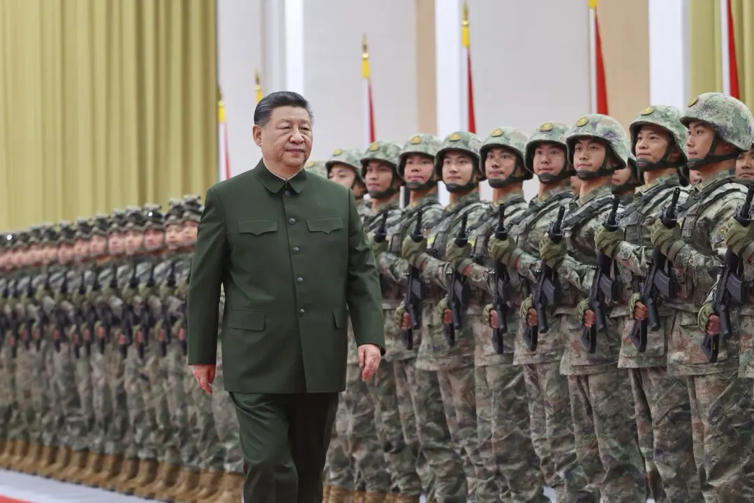 專家指習近平對軍隊的掌控可能不牢固。圖為習近平去年12月視察解放軍澳門部隊。(圖/美聯社)