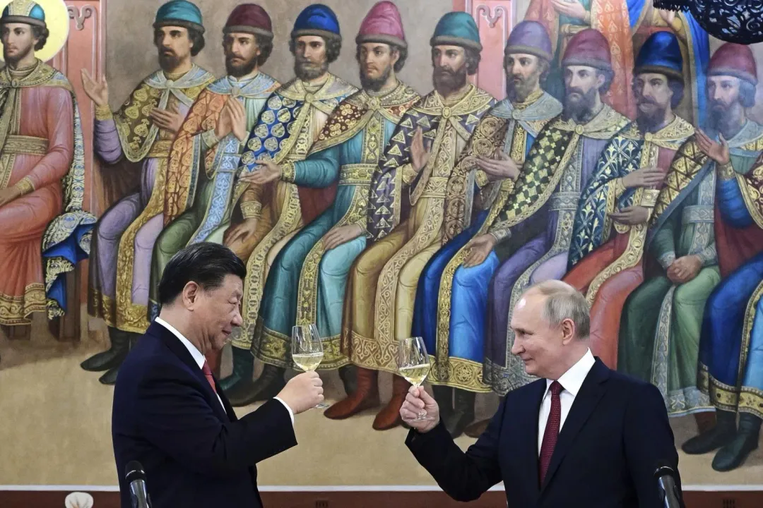 習近平8日將與普丁會談。圖為2023年3月,習、普在克里姆林宮共進晚餐。(資料照/美聯社)