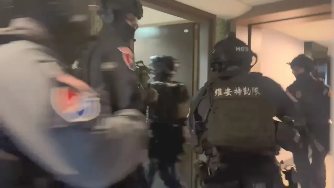 維安特勤小組攻堅破門救人。(圖/翻攝畫面)