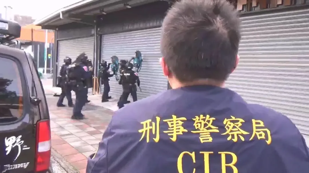維安特勤小組攻堅破門救人。(圖/翻攝畫面)