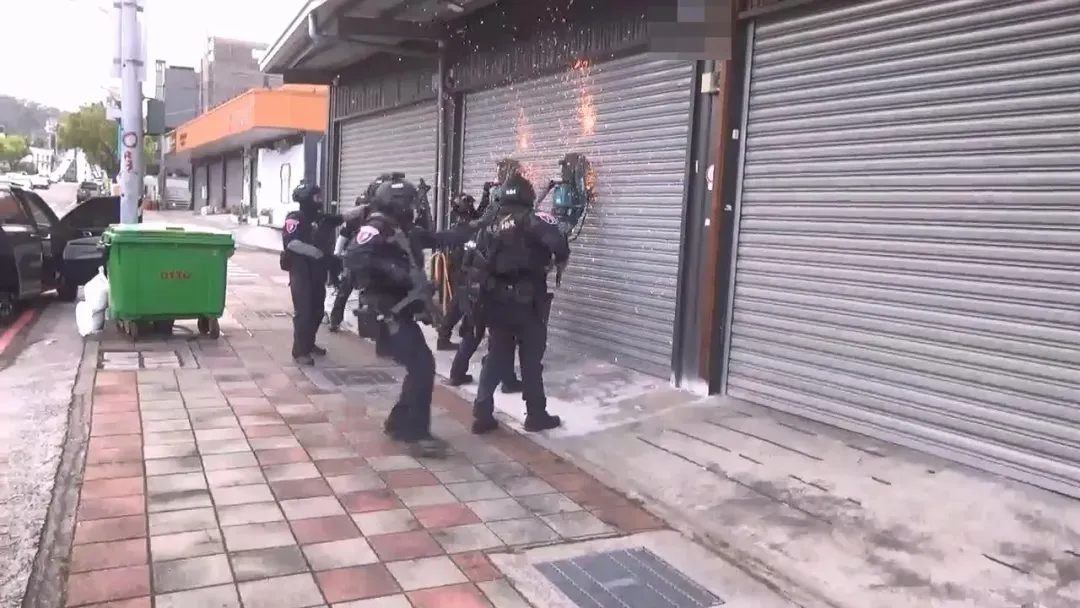 維安特勤小組攻堅破門救人。(圖/翻攝畫面)