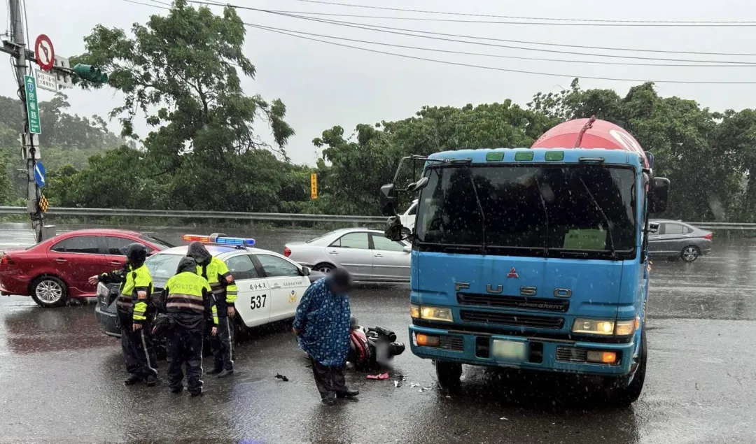 淡水發生水泥車與機車車禍。（圖／翻攝畫面）