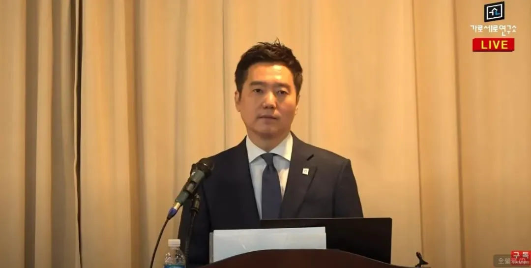 金秀賢所屬經紀公司表示,《橫豎研究所》公開的音檔經查證後為偽造。(翻攝YouTube 《橫豎研究所》)