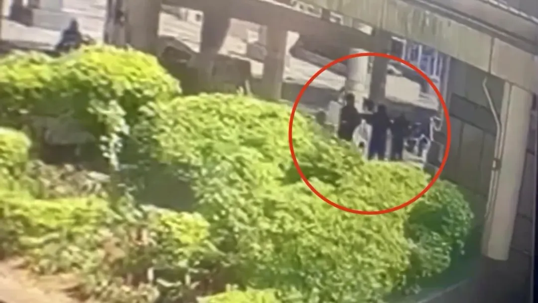 3名男子在台北車站前廣場吵成一團。(圖/翻攝畫面)