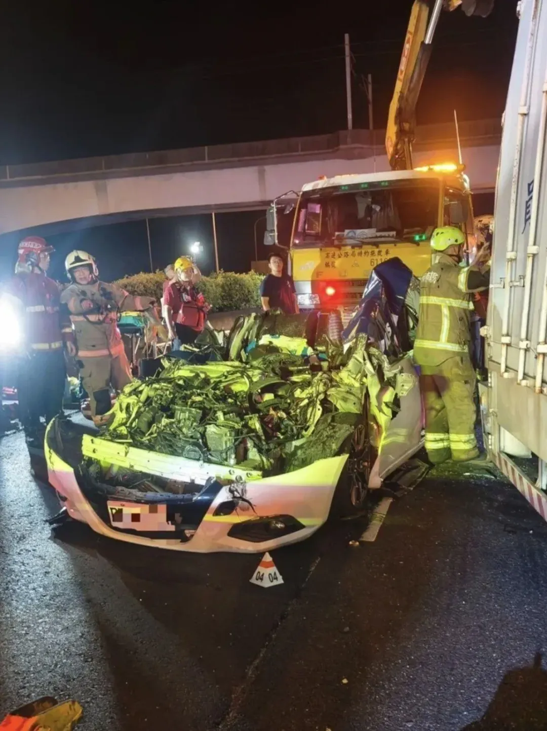 白色轎車全毀。(圖/民眾提供)