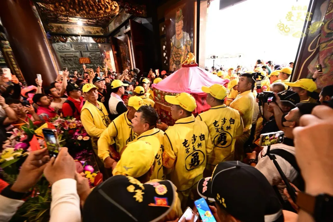 創下罕見的「帝后相會」歷史性時刻。（圖 ／翻攝自臉書松柏嶺受天宮臉書）