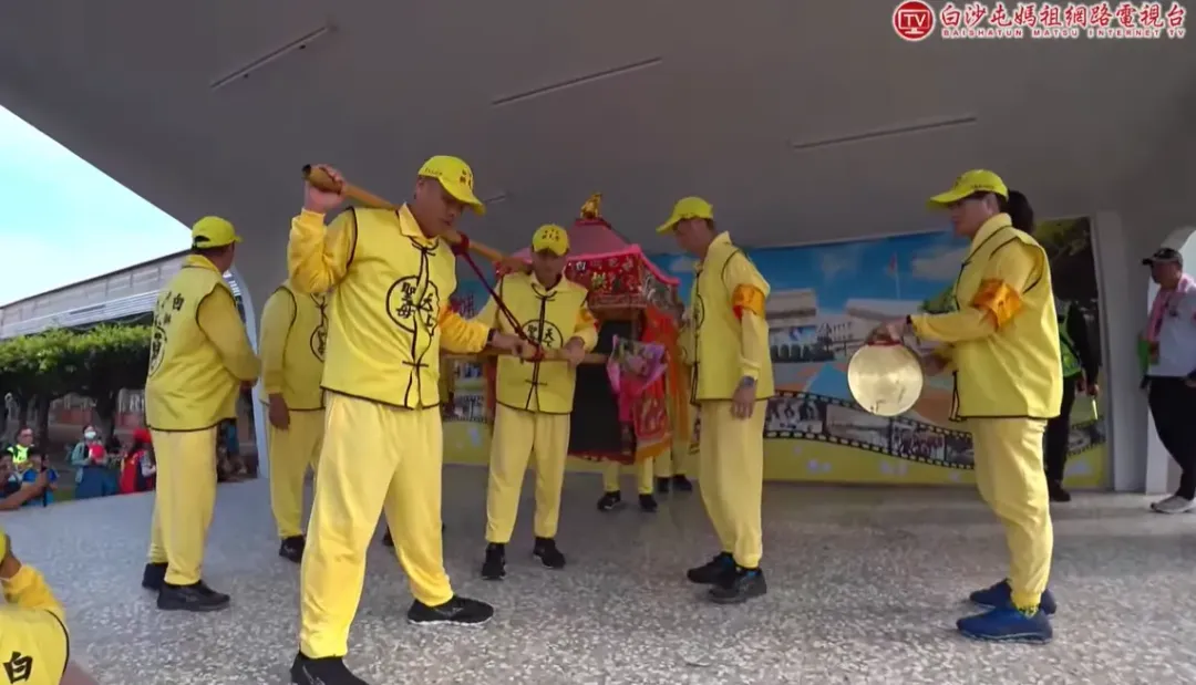 粉紅超跑衝上司令台。(圖/翻攝自白沙屯媽祖網路電視台YT)