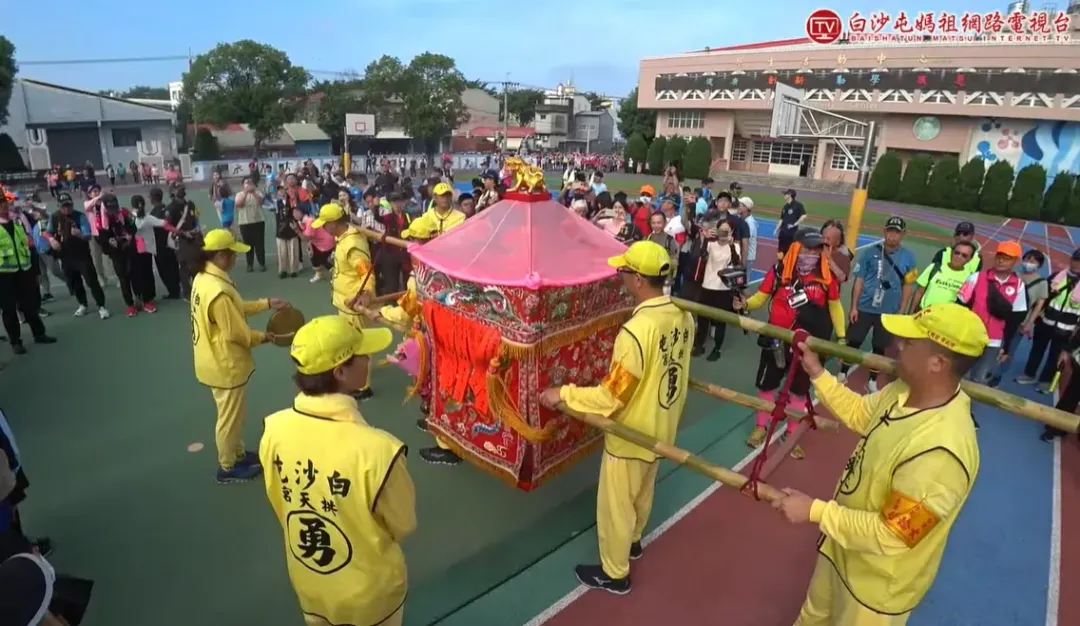 師生們見媽祖蒞臨熱情迎接。(圖/翻攝自白沙屯媽祖網路電視台YT)