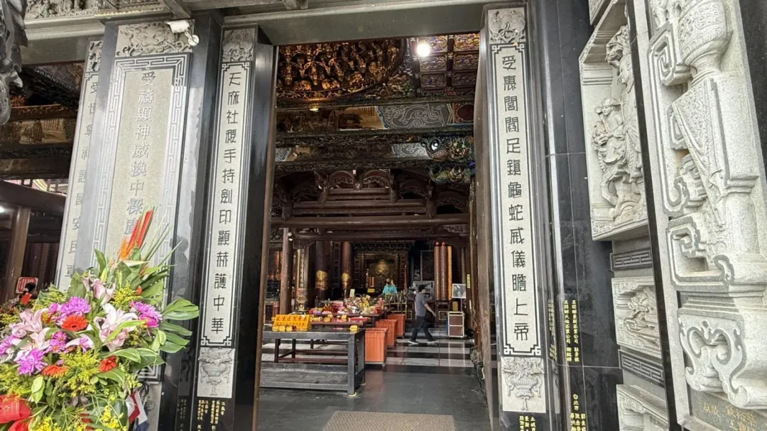 受天宮的門柱對聯字體是三四種不同的電腦字體。（圖 ／中天新聞）