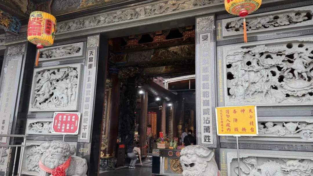 當初承辦人拿著不同字體擲筊，沒想到卻擲出選中電腦字體。（圖 ／中天新聞）