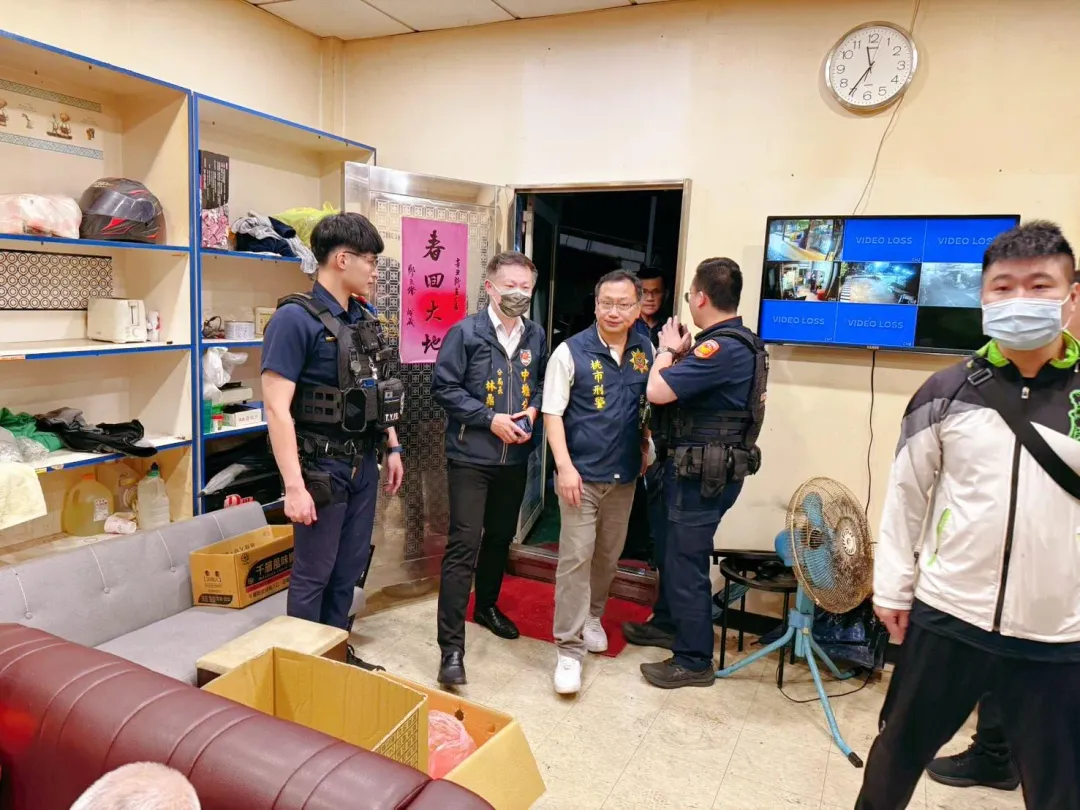 警方攻堅桃園中壢一處由竹聯幫信堂開設的賭場。（圖／警方提供）