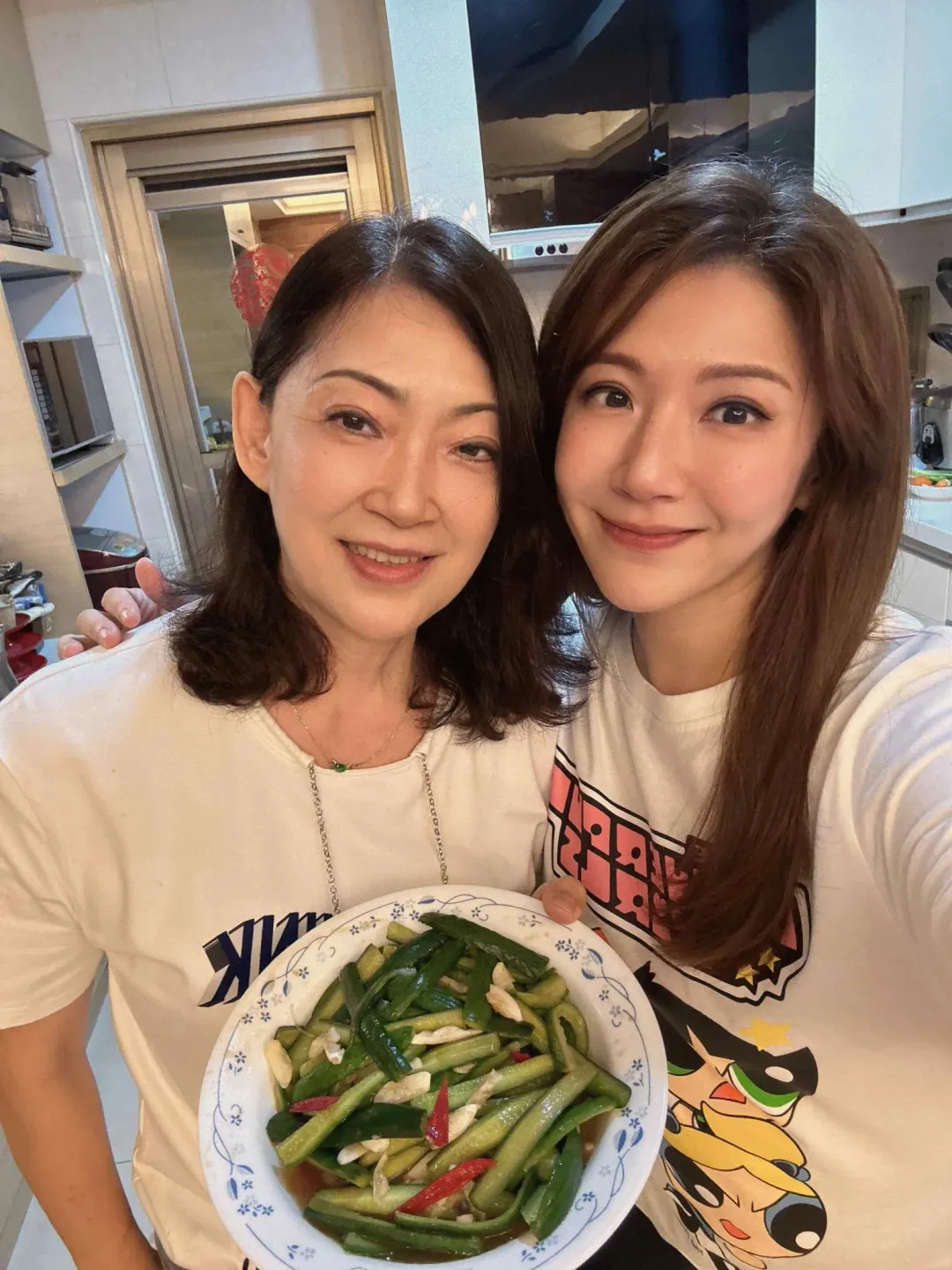 中天主播鄭亦真與媽媽。（圖／中天新聞 提供）
