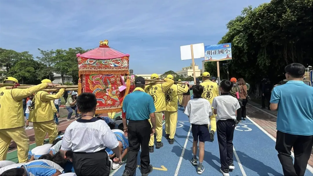媽祖特地駛入校園賜福。（圖／翻攝自白沙屯拱天宮臉書）
