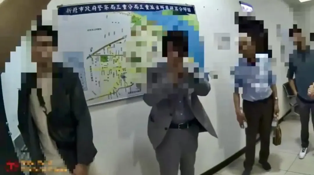 日籍男頻頻向協助的員警致謝。（圖／翻攝畫面）