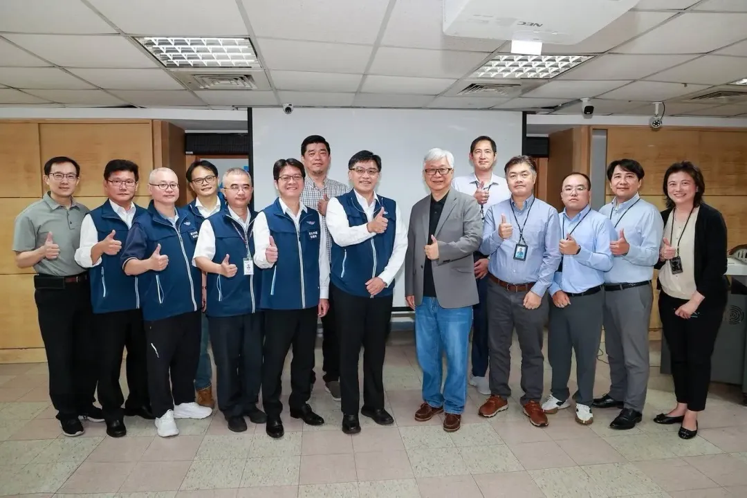 台灣順豐與臺北市區監理所合辦交通安全交流講座,由總經理潘逸俊(右六)及所長戴邦芳(左八)帶領相關科室主管出席,共同為強化駕駛安全努力。(圖/台灣順豐提供)