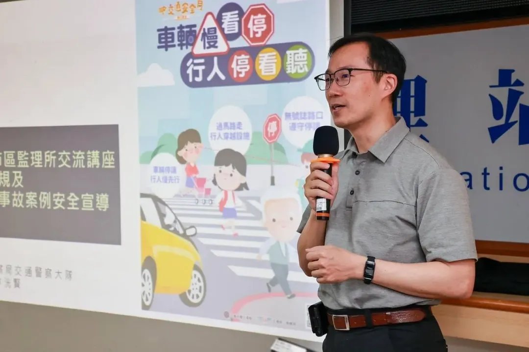 臺北市政府交通警察大隊秘書室主任林洸賢擔任講座講師,就如何改善動態違規、車不讓人加重處罰、防禦駕駛等進行分享。(圖/台灣順豐提供)