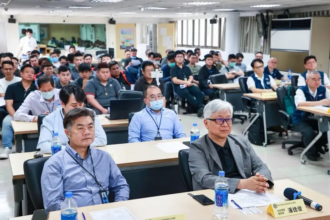 台灣順豐每年定期舉辦教育培訓講座,就改善交通違規、加強行車安全教育進行交流,近80人共同參與講座。(圖/台灣順豐提供)