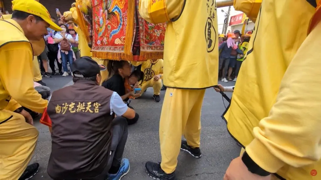 一名媽媽抱著4歲不會說話的女兒跪求媽祖庇佑,媽祖鑾轎竟特別在原地停留約40秒,為母女倆加持祈福。(圖/翻攝白沙屯媽祖網路電視台)