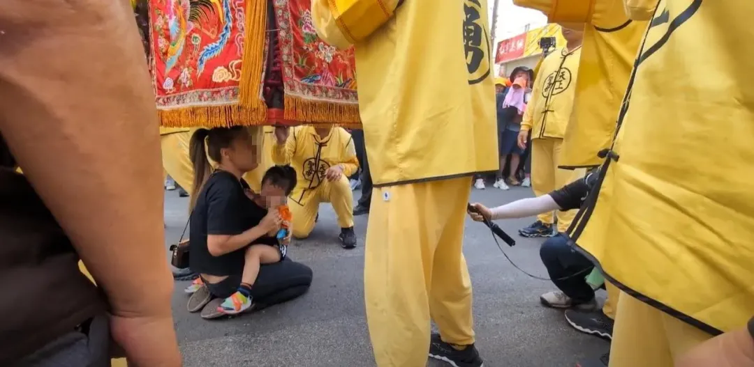 一名媽媽抱著4歲不會說話的女兒跪求媽祖庇佑,媽祖鑾轎竟特別在原地停留約40秒,為母女倆加持祈福。(圖/翻攝白沙屯媽祖網路電視台)