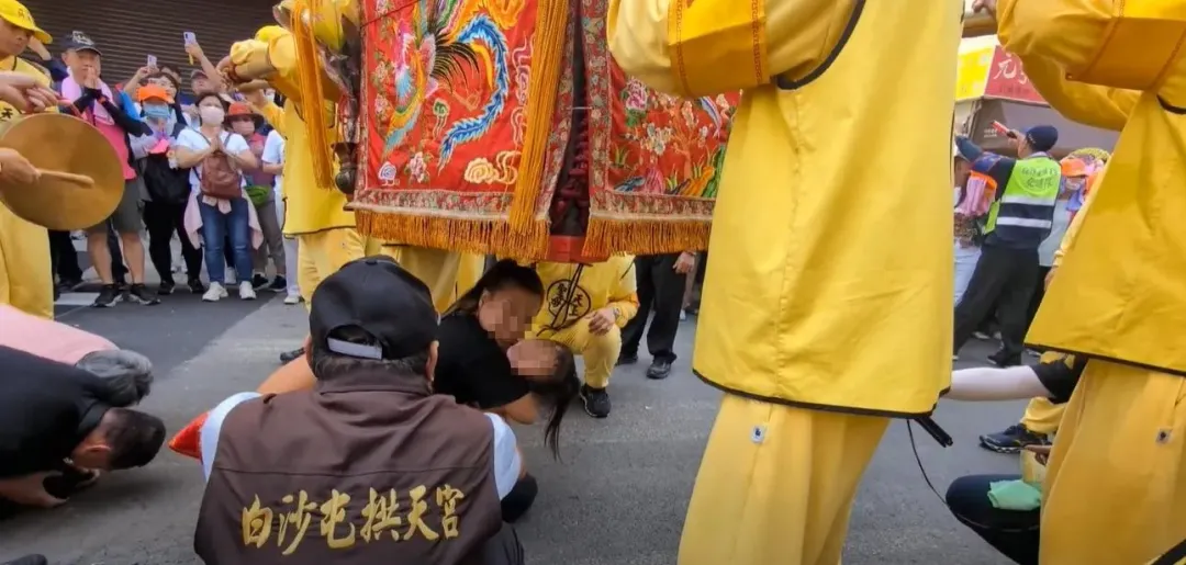 一名媽媽抱著4歲不會說話的女兒跪求媽祖庇佑,媽祖鑾轎竟特別在原地停留約40秒,為母女倆加持祈福。(圖/翻攝白沙屯媽祖網路電視台)