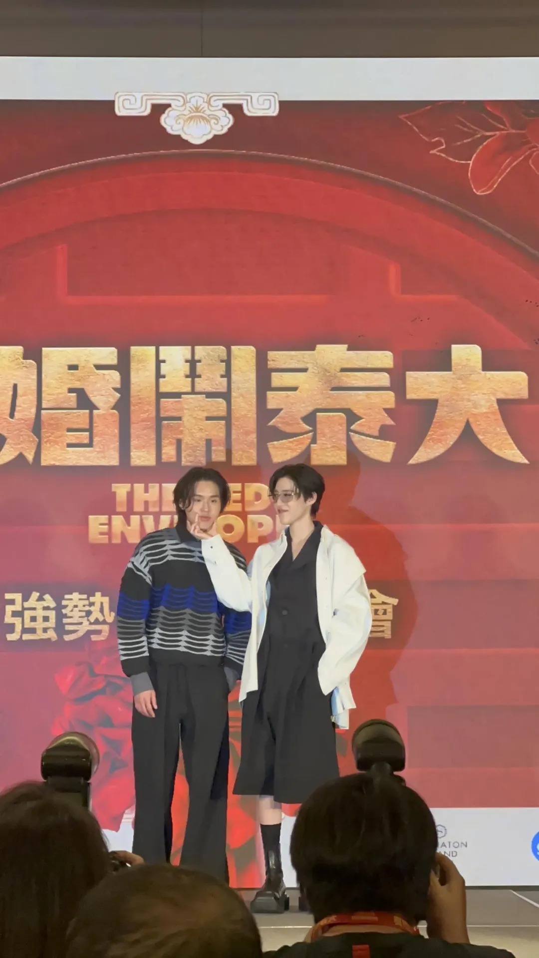 《冥婚鬧泰大》主演Billkinz(左)與PP Krit(右)8日帥氣出席記者會。(圖/記者 伍映澄 攝)