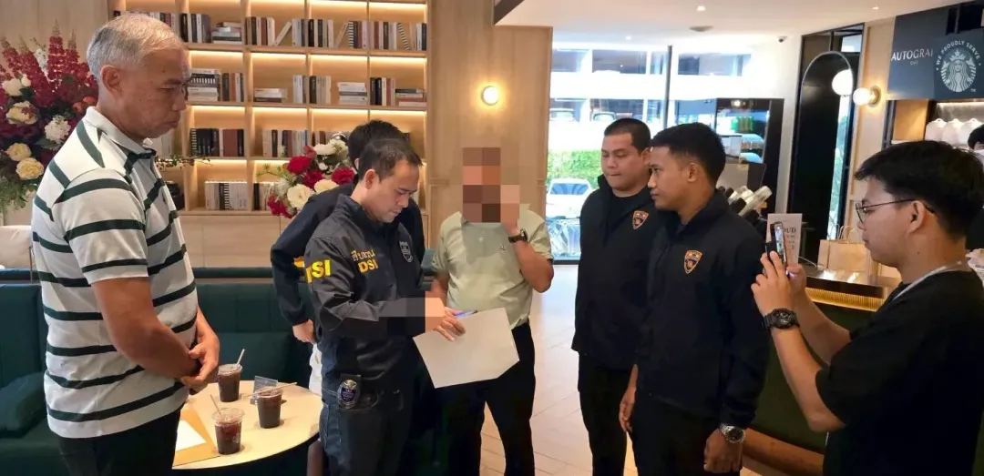 泰國特別調查局4月逮捕了中鐵十局大陸股東張傳令(打馬賽克者)。(圖/翻攝臉書「DSI กรมสอบสวนคดีพิเศษ」)