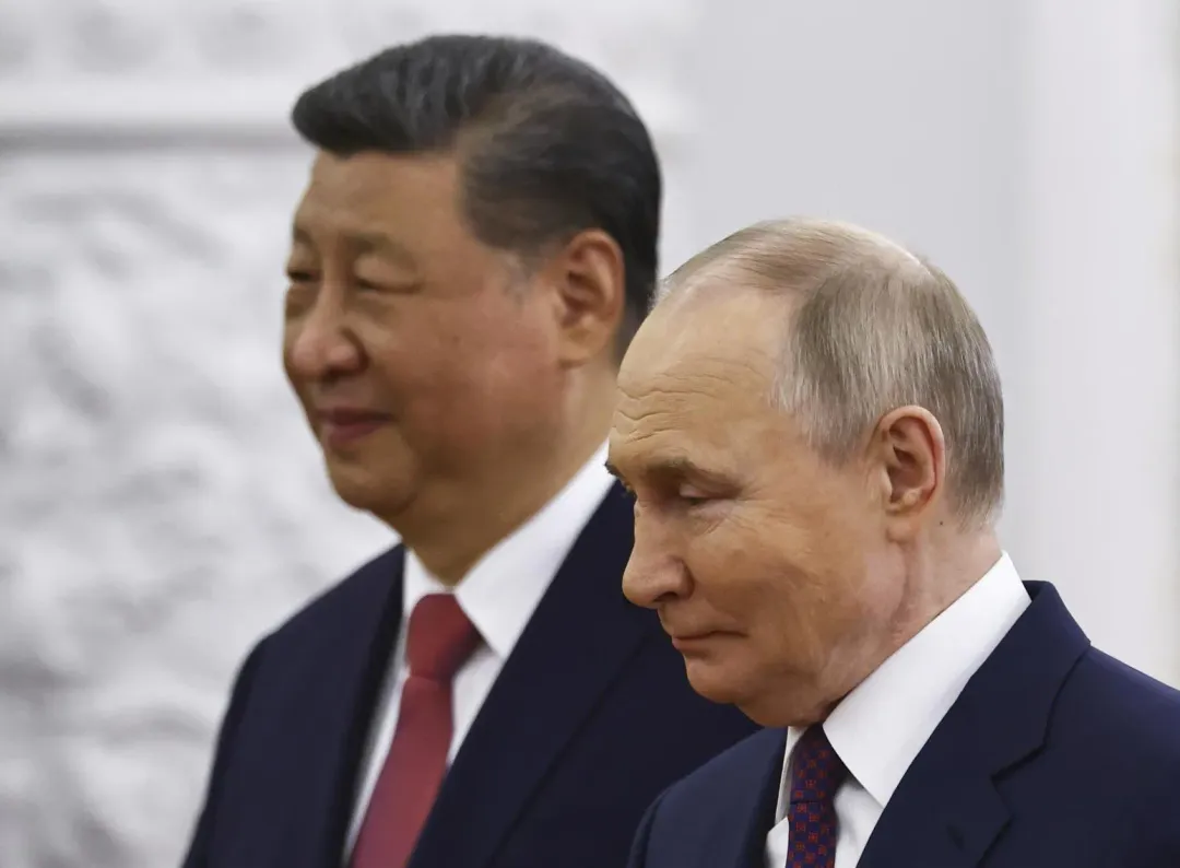 俄國總統普丁今天告訴來訪的大陸國家主席習近平，俄中關係造福兩國，且不與其他國家對立。（圖／美聯社）