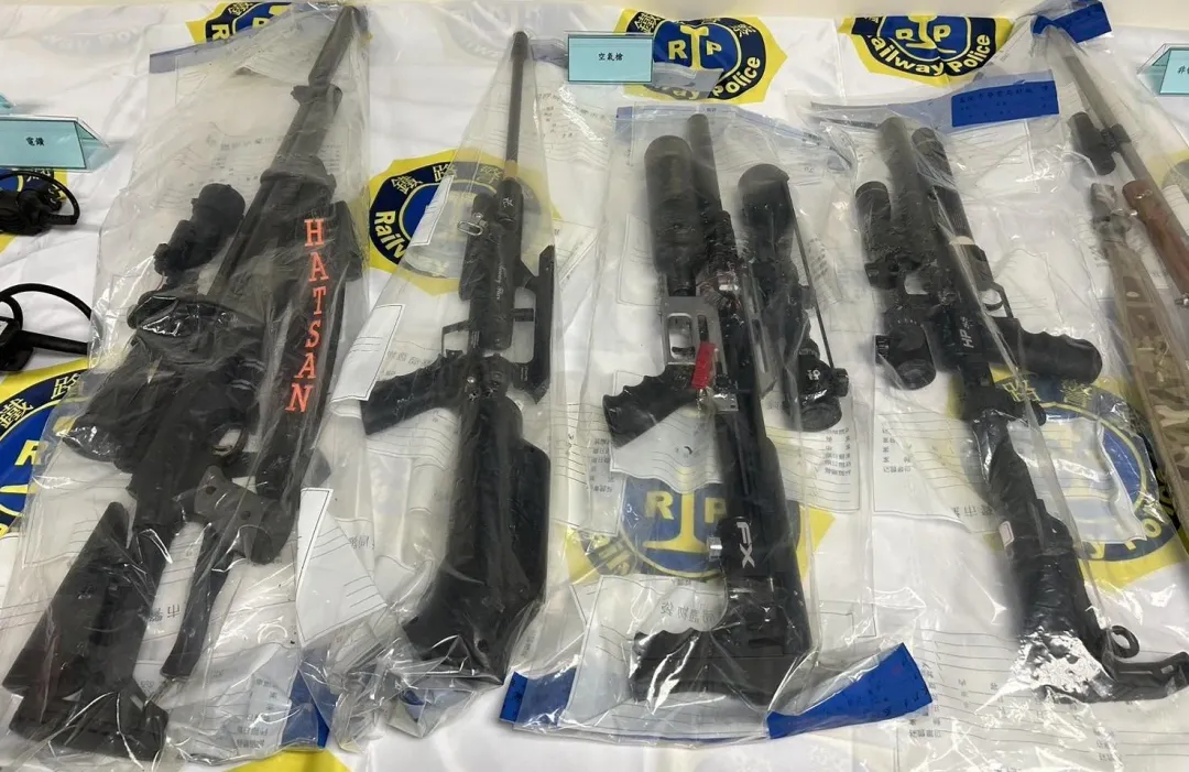 警方破獲地下兵工廠查扣大量改造長槍。（圖／翻攝畫面）