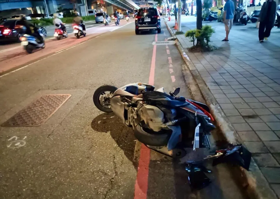 機車擦撞單車騎士慘摔傷重不治。（圖／翻攝畫面）