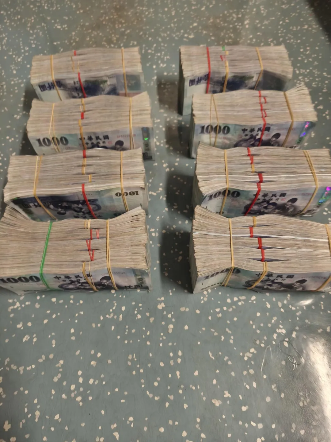 越南籍胡姓移工2025年5月間攜帶400萬元新台幣現金搭乘台鐵，不慎落在車上，揭開小吃部地下匯兌的內幕。（圖／資料照／翻攝畫面）