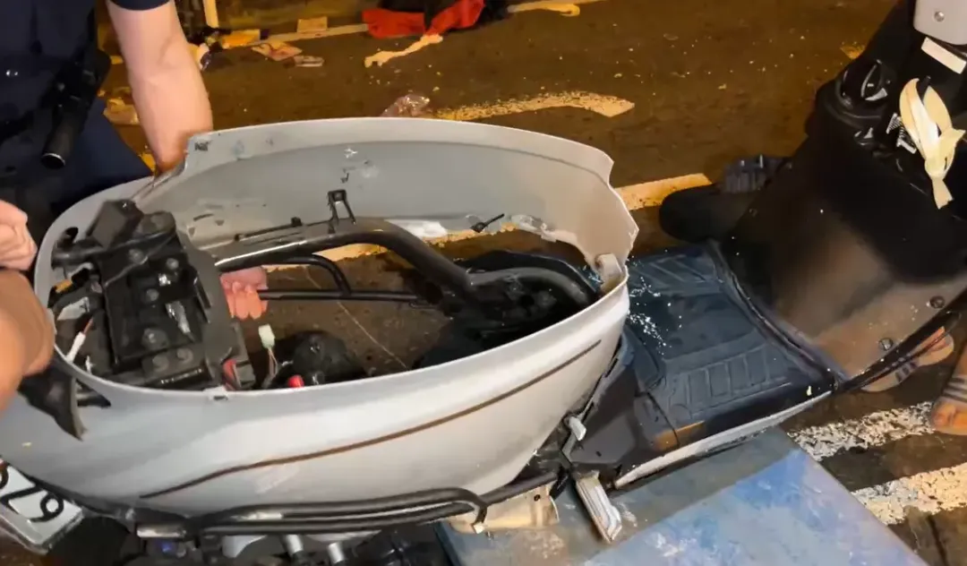騎士機車被撞毀。（圖／翻攝畫面）