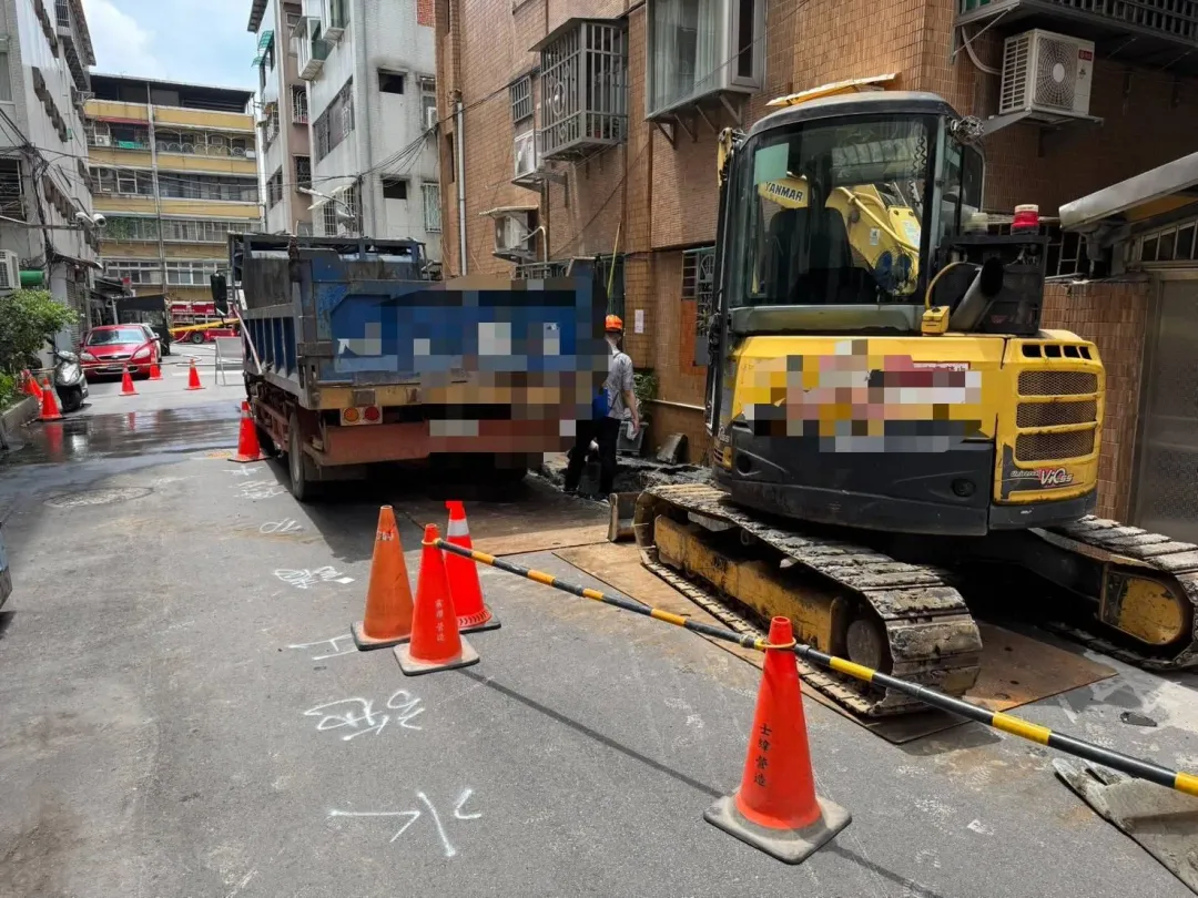 新北市水利局今（9日）上午進行汙水下水道維護工程，未料施工期間不慎挖破天然氣瓦斯管線，造成瓦斯外洩。（圖／新北市消防局提供，下同）