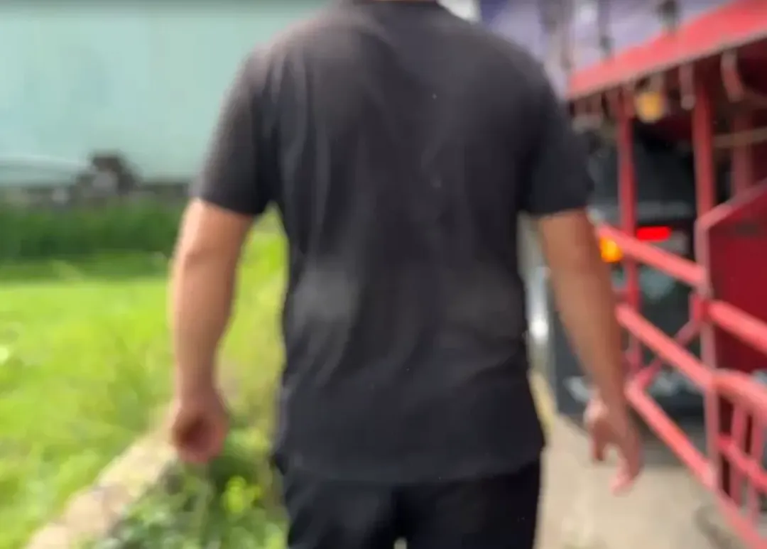 一名越南籍胡姓移工在7日搭乘區間車時，將裝有400萬元現金的黑色手提袋遺忘在車廂內，被問及金流來源，胡男顧左右而言他。（圖/翻攝畫面）